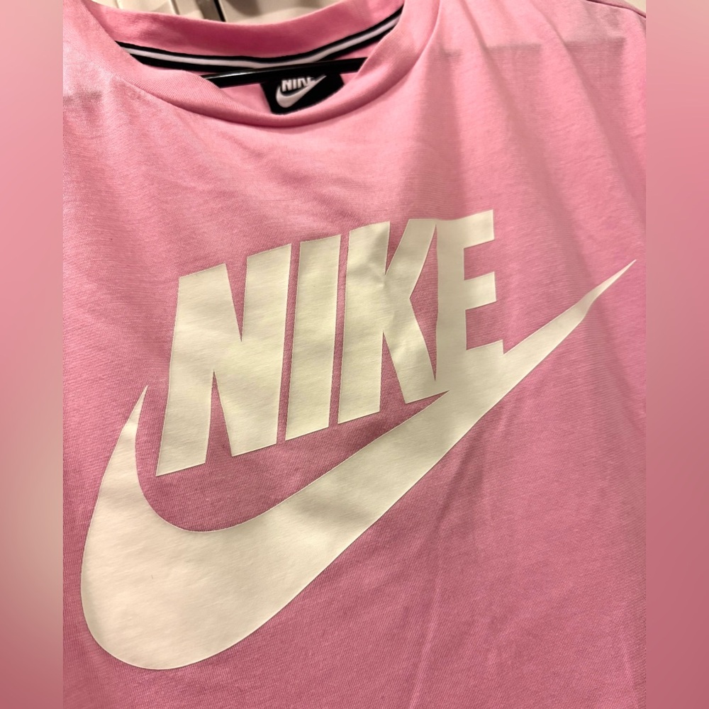 Women’s Nike Cropped Pink T-Shirt | *USED ONCE,
EXCELLENT CONDITION*